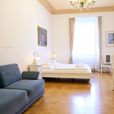Hotel U Zlateho Jelena Prag Exteriör bild