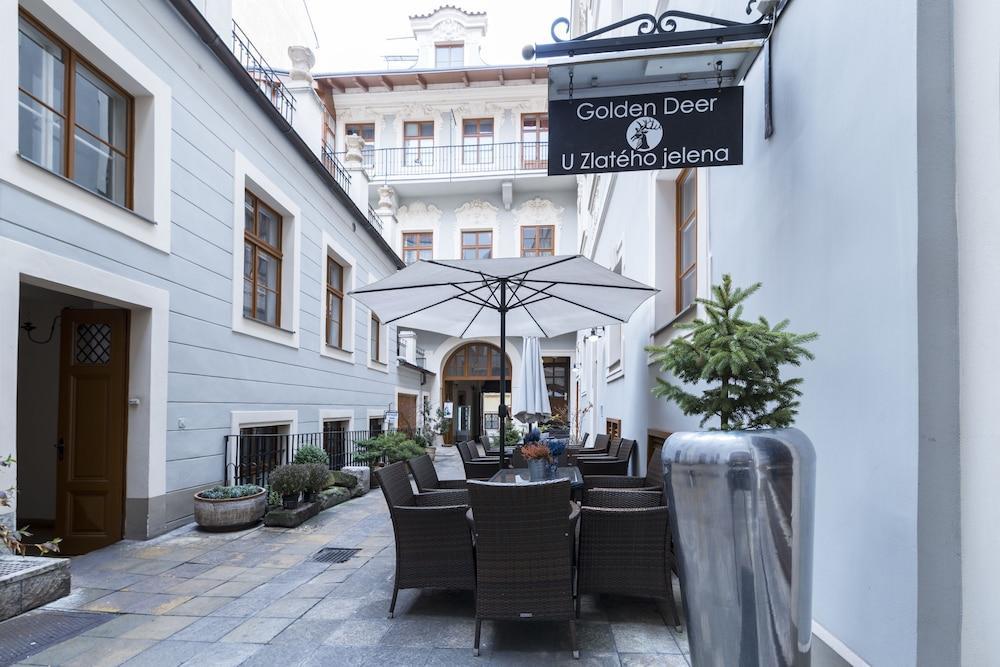 Hotel U Zlateho Jelena Prag Exteriör bild