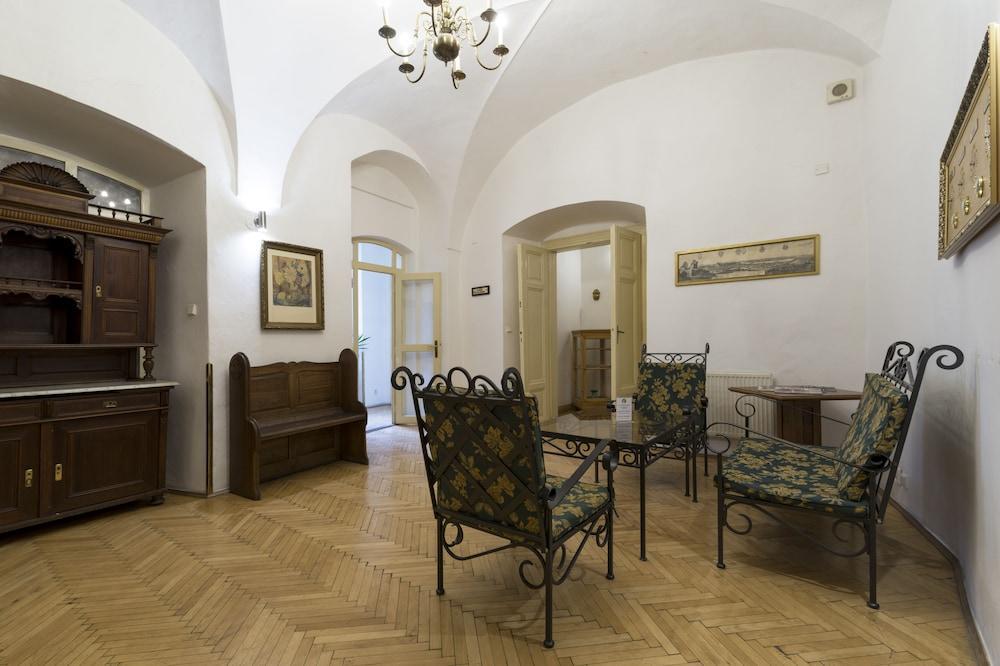 Hotel U Zlateho Jelena Prag Exteriör bild
