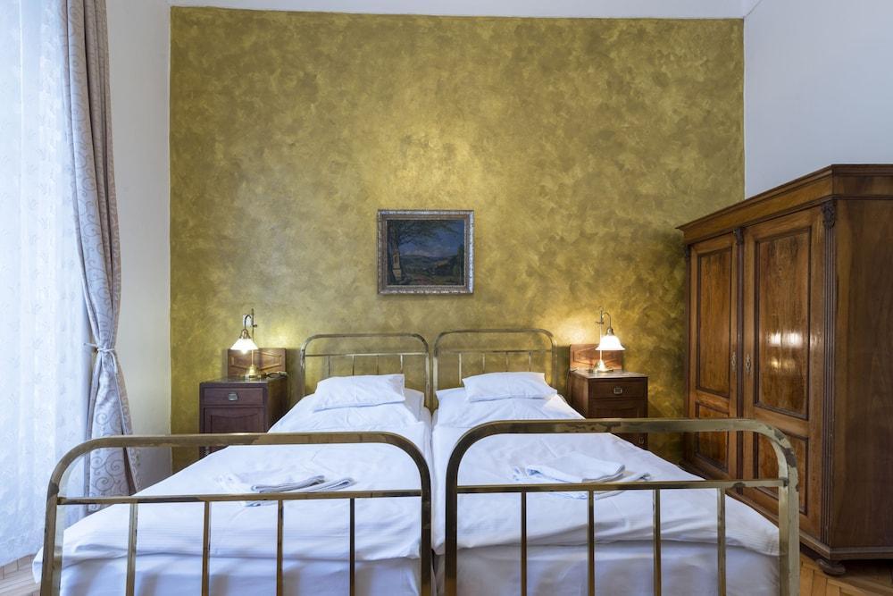 Hotel U Zlateho Jelena Prag Exteriör bild