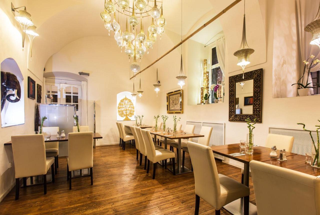 Hotel U Zlateho Jelena Prag Exteriör bild