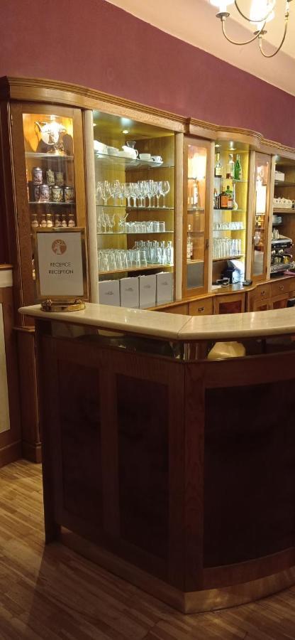 Hotel U Zlateho Jelena Prag Exteriör bild