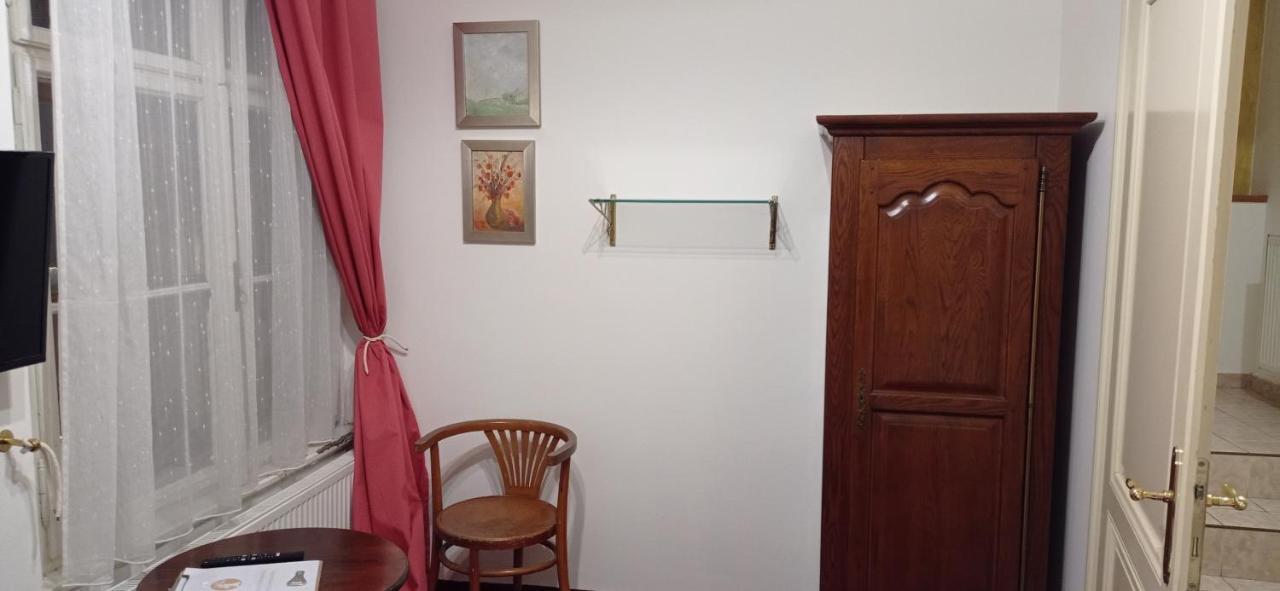Hotel U Zlateho Jelena Prag Exteriör bild