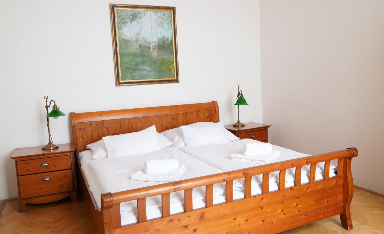 Hotel U Zlateho Jelena Prag Exteriör bild
