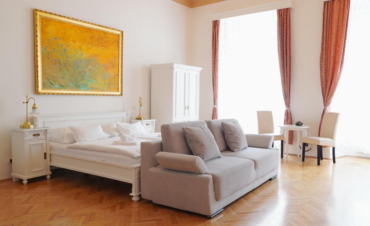 Hotel U Zlateho Jelena Prag Exteriör bild