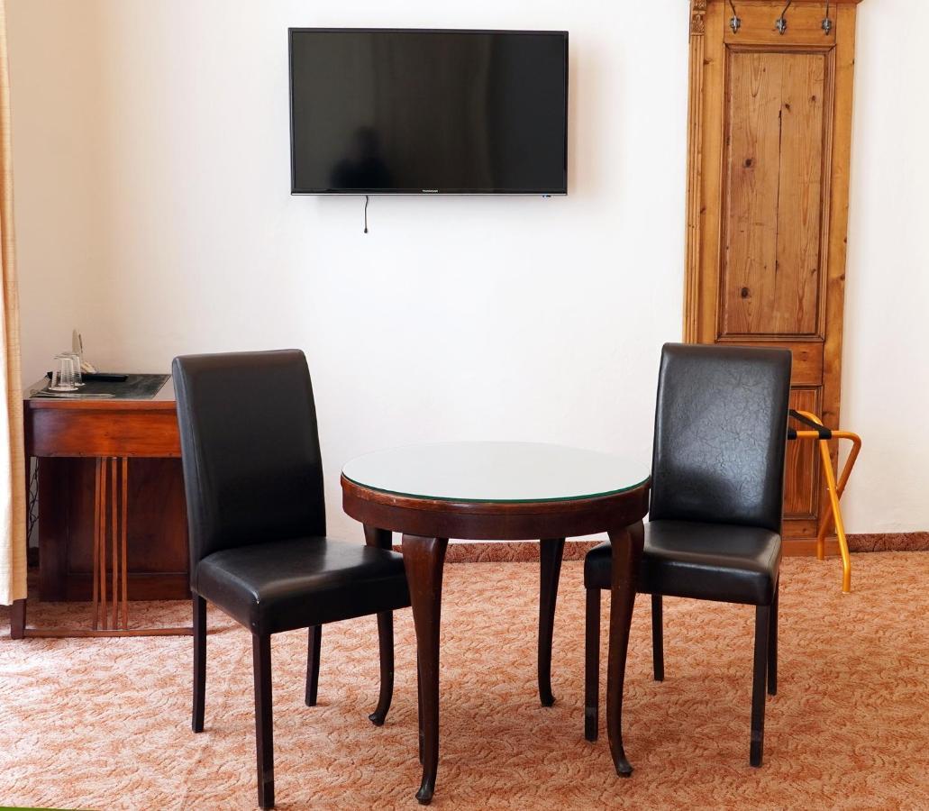 Hotel U Zlateho Jelena Prag Exteriör bild