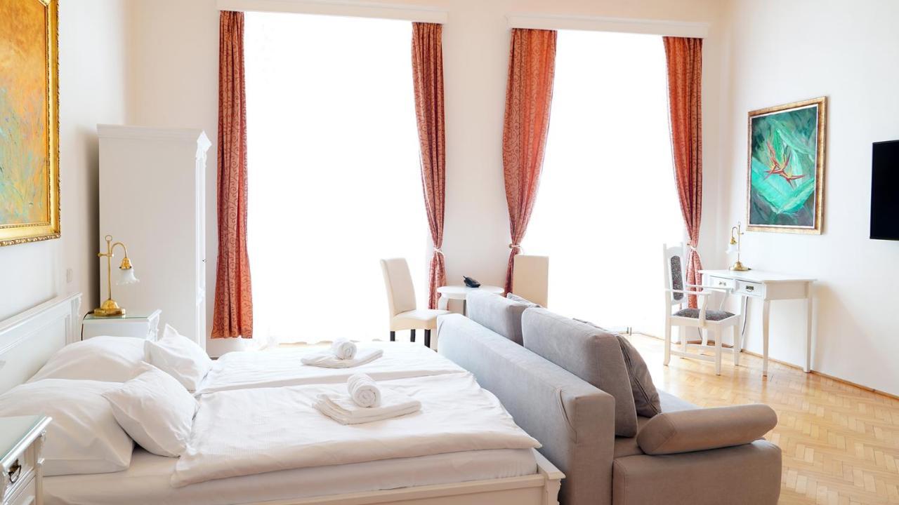 Hotel U Zlateho Jelena Prag Exteriör bild