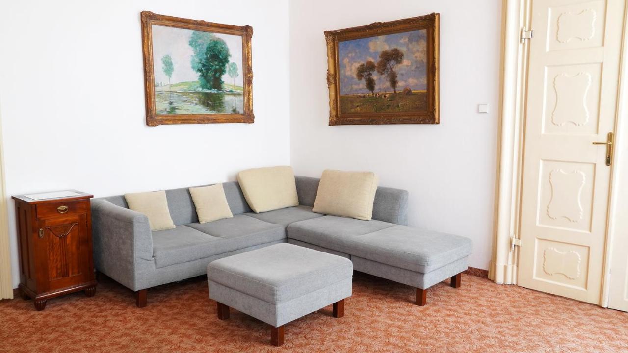 Hotel U Zlateho Jelena Prag Exteriör bild