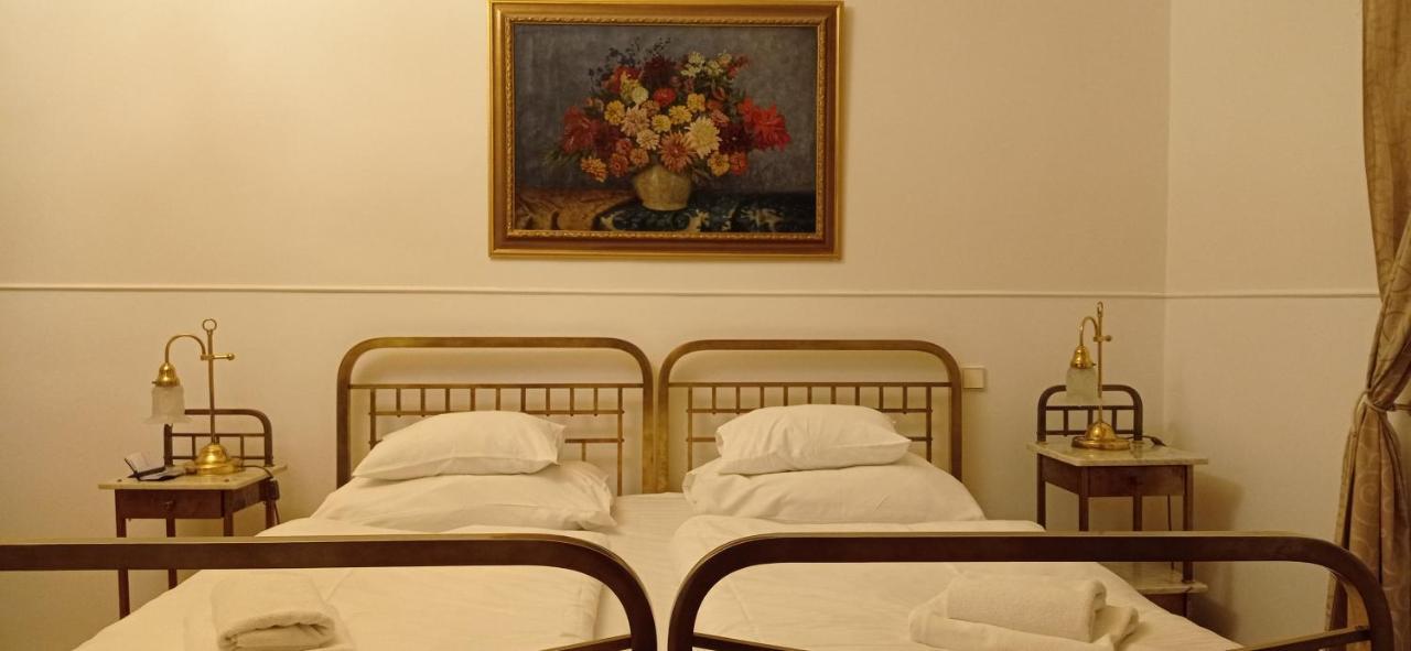 Hotel U Zlateho Jelena Prag Exteriör bild