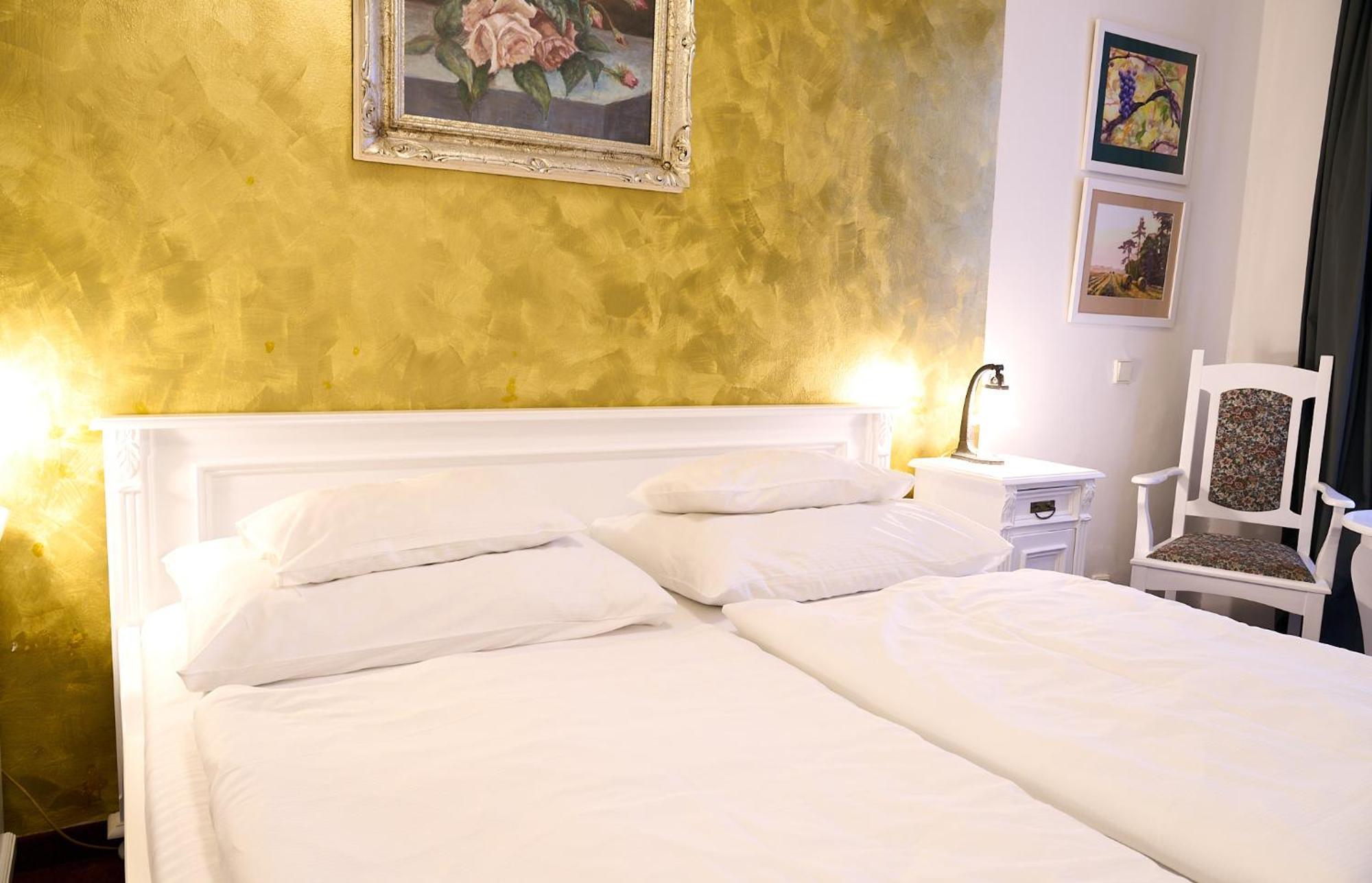 Hotel U Zlateho Jelena Prag Exteriör bild