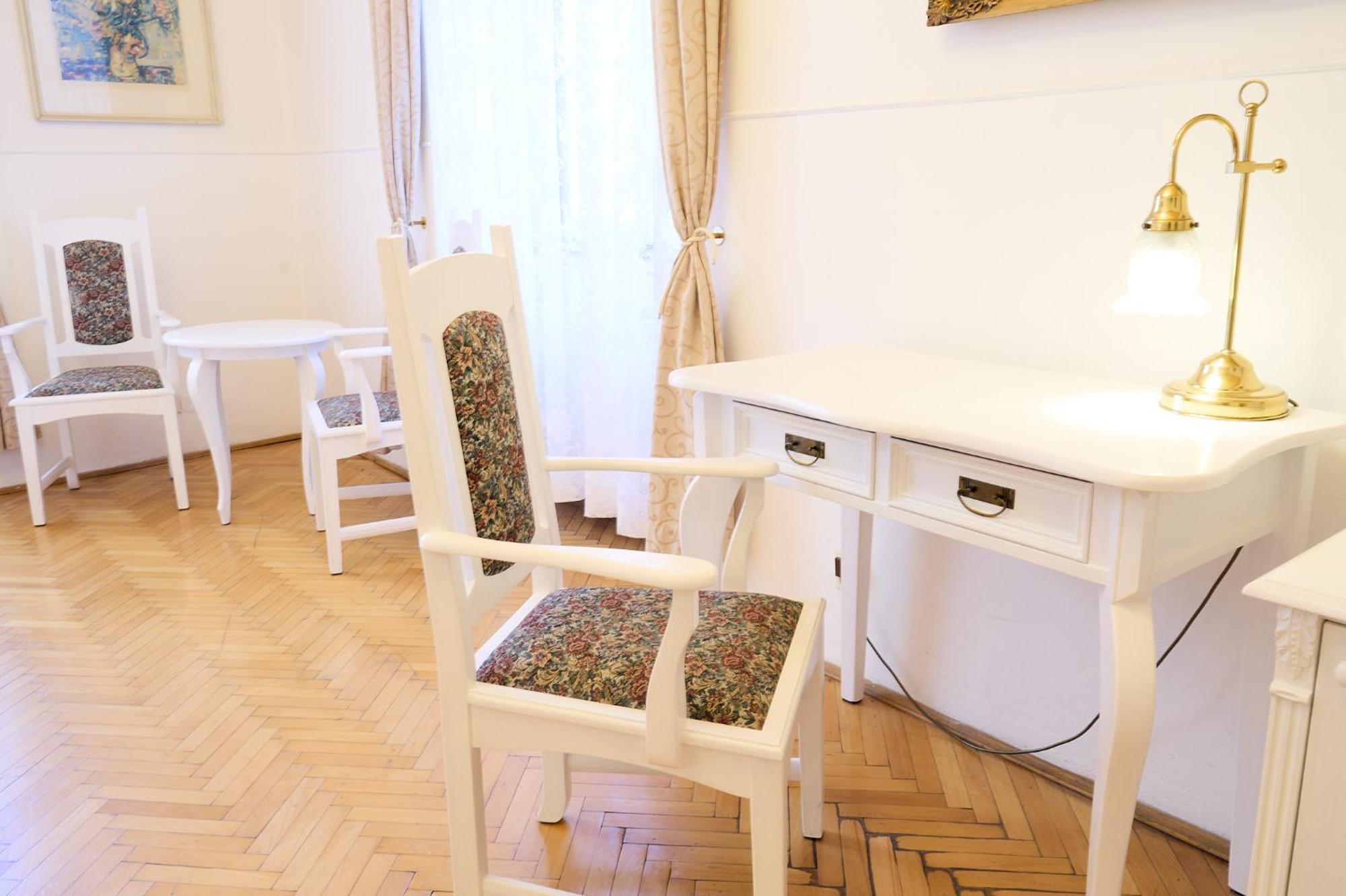 Hotel U Zlateho Jelena Prag Exteriör bild
