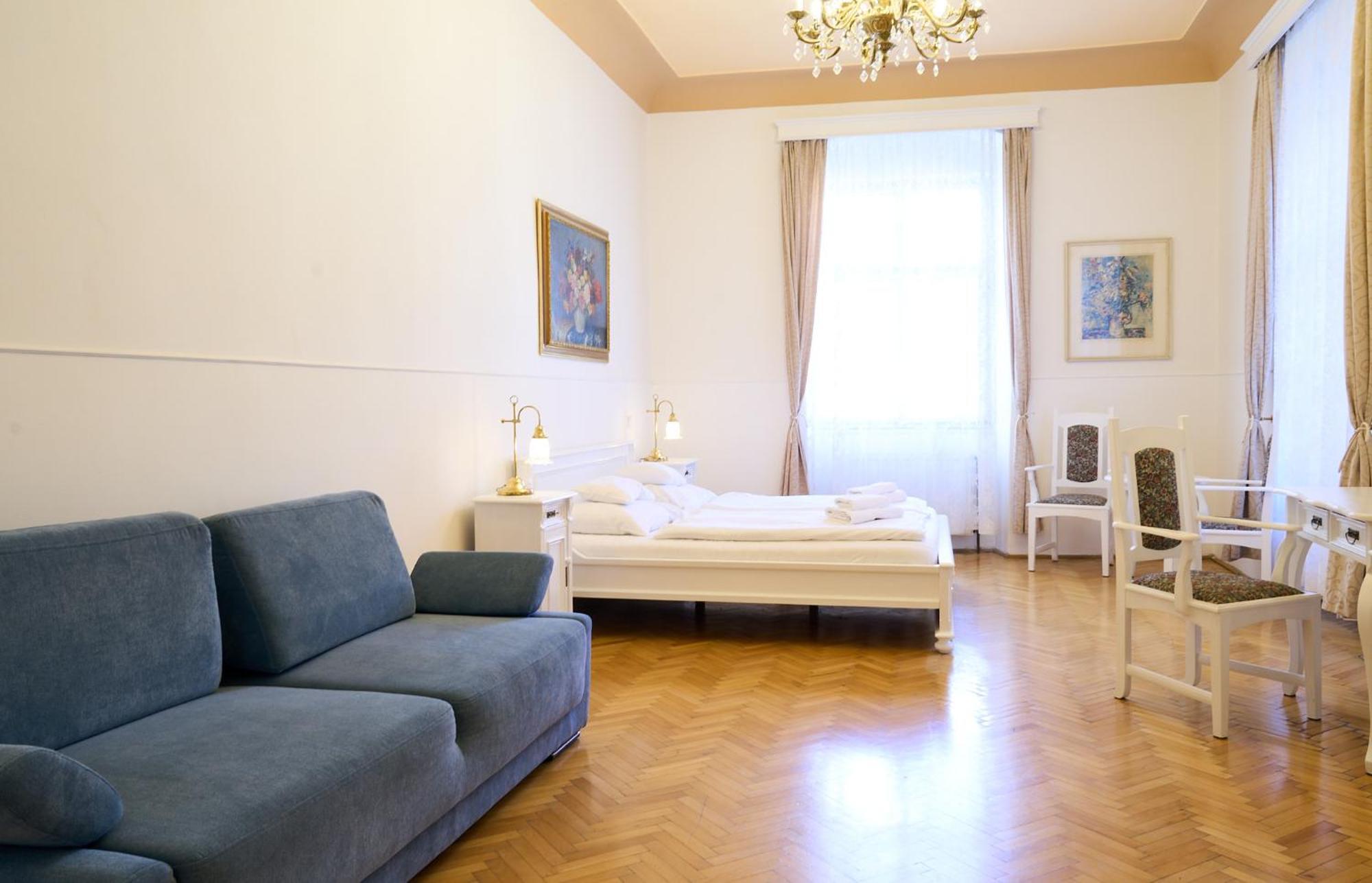 Hotel U Zlateho Jelena Prag Exteriör bild