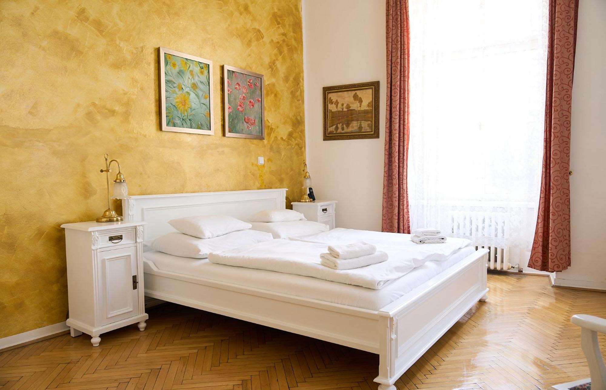 Hotel U Zlateho Jelena Prag Exteriör bild