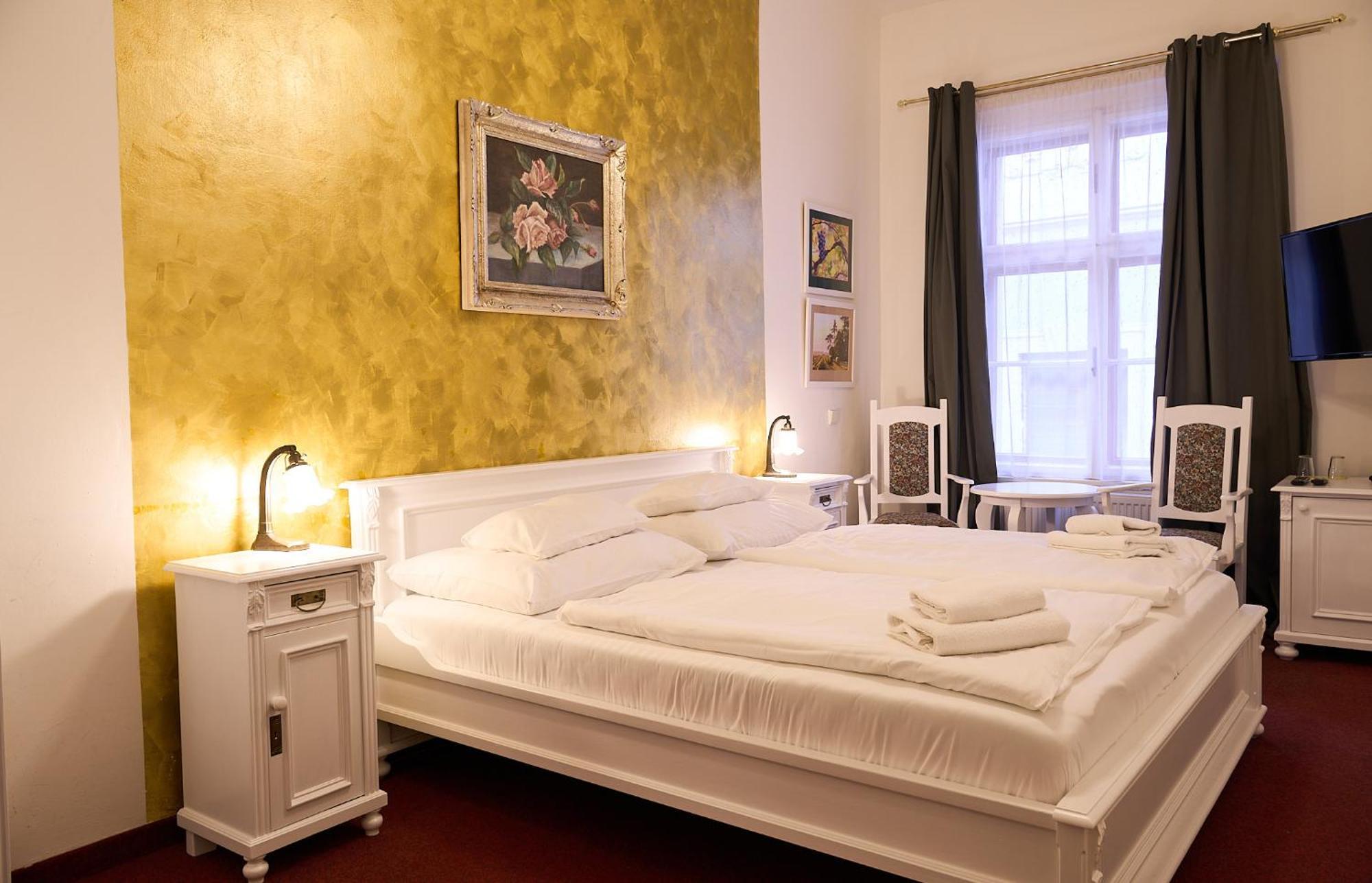 Hotel U Zlateho Jelena Prag Exteriör bild