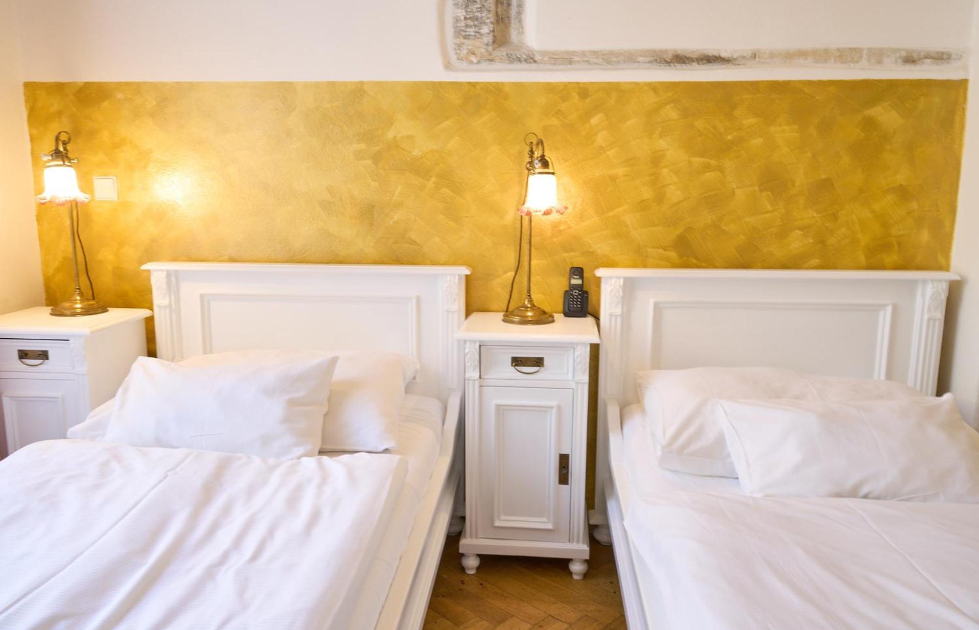 Hotel U Zlateho Jelena Prag Exteriör bild