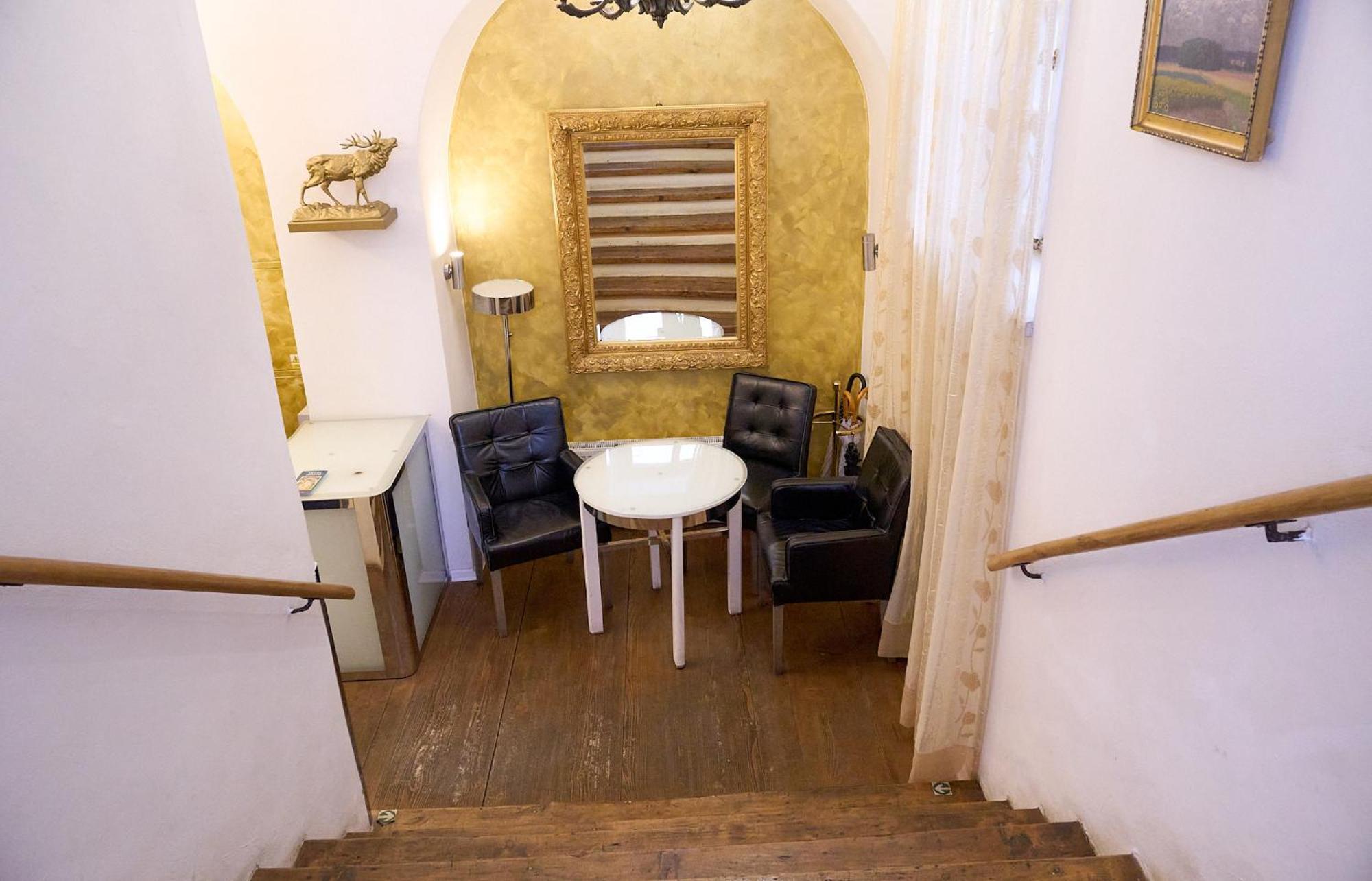 Hotel U Zlateho Jelena Prag Exteriör bild