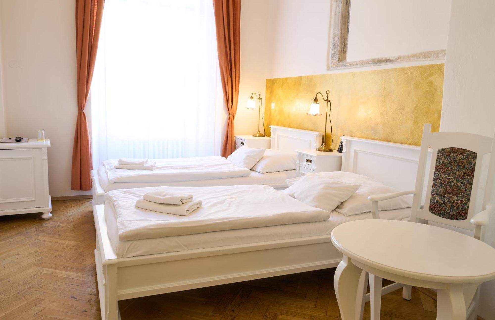 Hotel U Zlateho Jelena Prag Exteriör bild