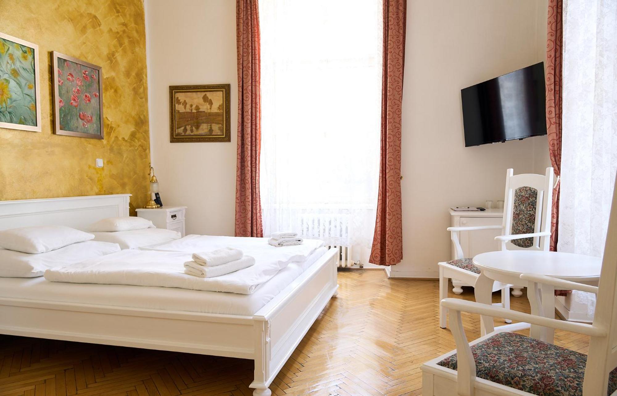 Hotel U Zlateho Jelena Prag Exteriör bild