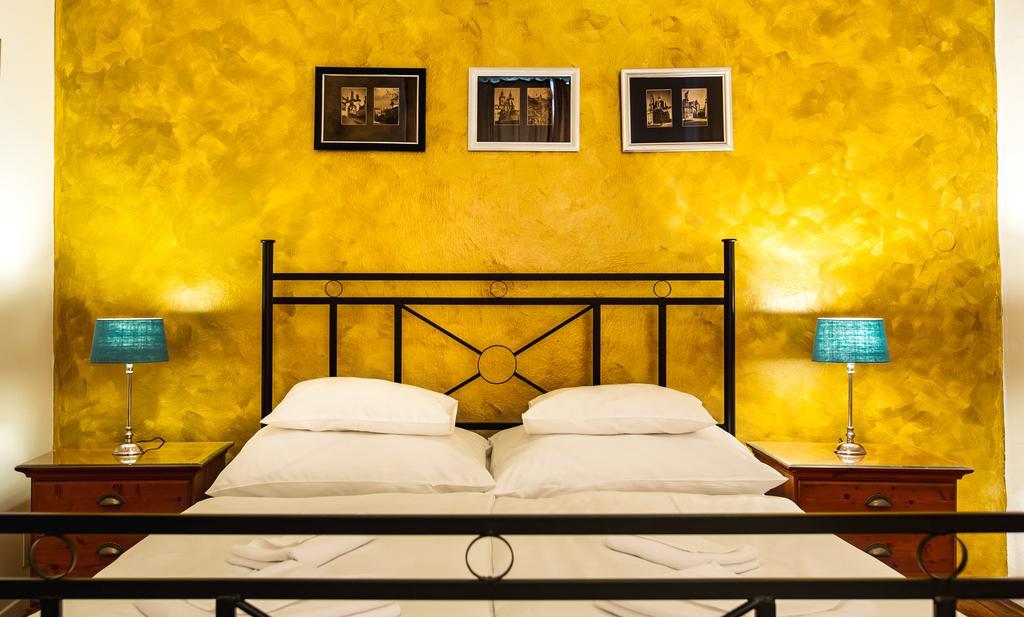 Hotel U Zlateho Jelena Prag Exteriör bild
