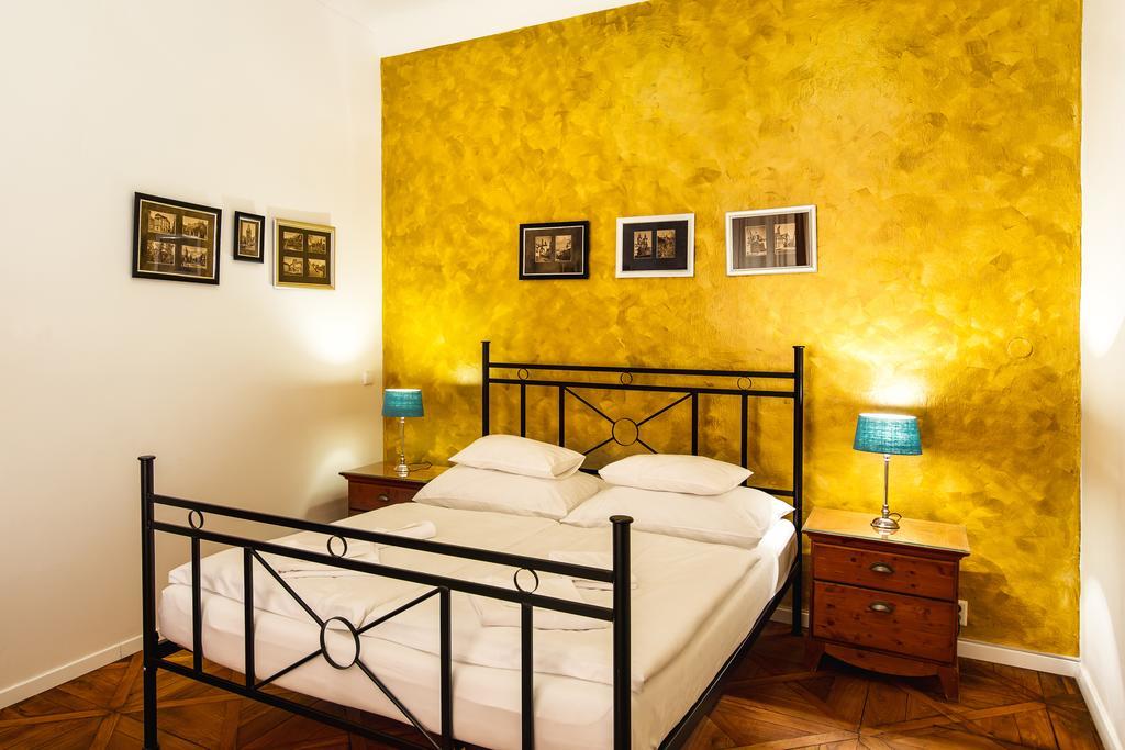 Hotel U Zlateho Jelena Prag Exteriör bild