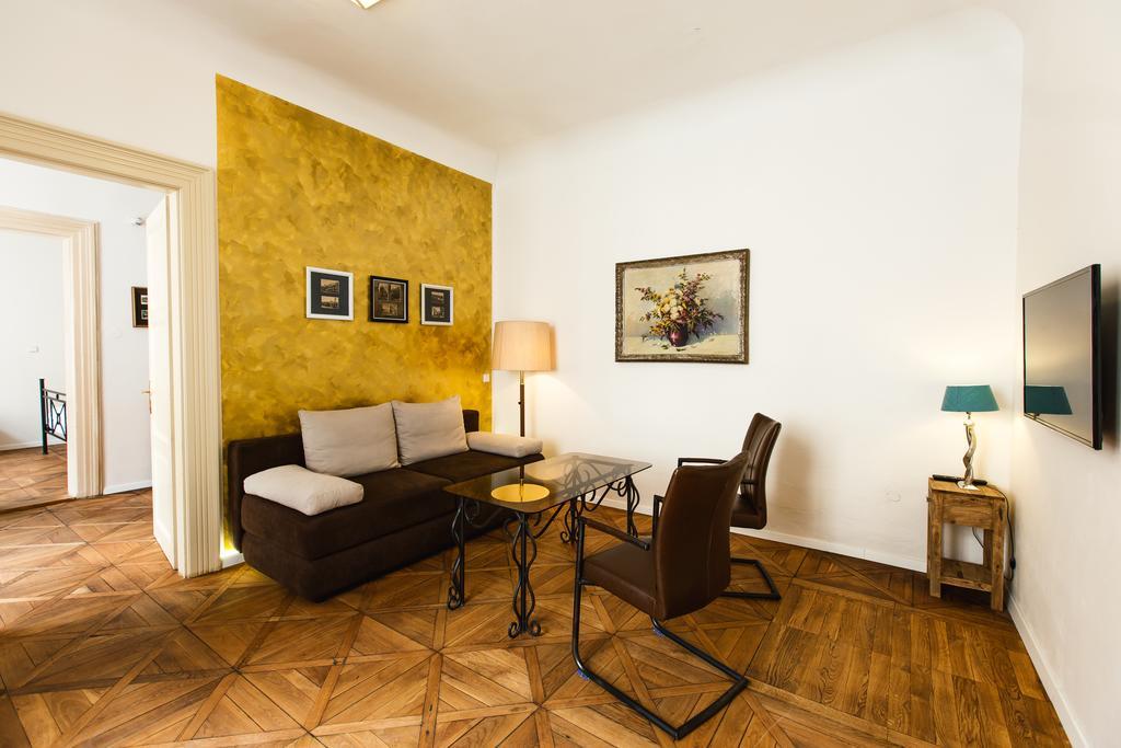Hotel U Zlateho Jelena Prag Exteriör bild