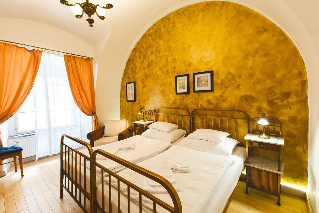 Hotel U Zlateho Jelena Prag Exteriör bild