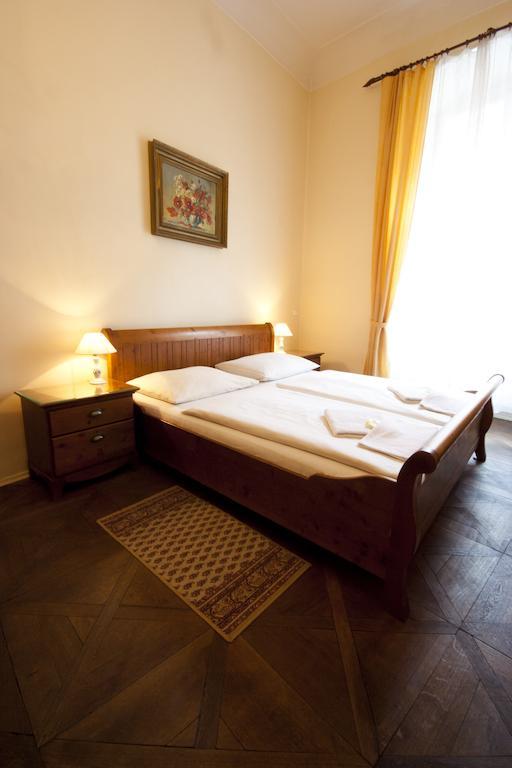Hotel U Zlateho Jelena Prag Rum bild