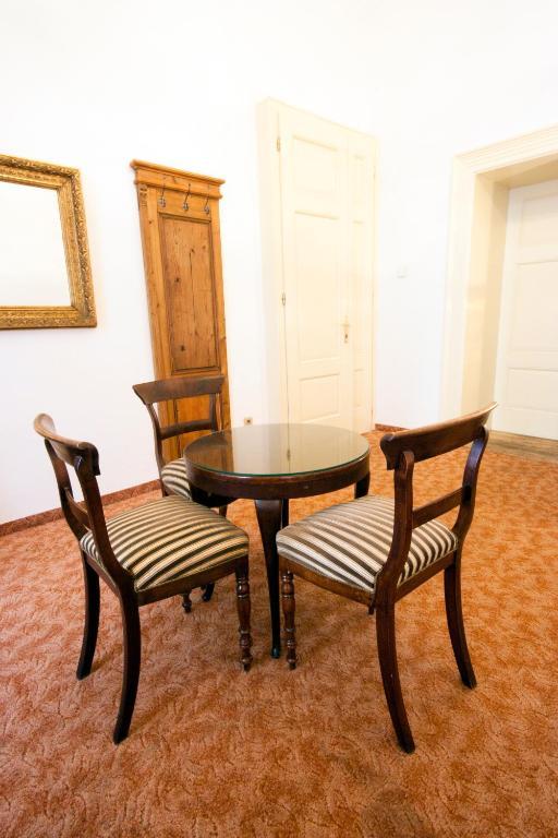 Hotel U Zlateho Jelena Prag Exteriör bild