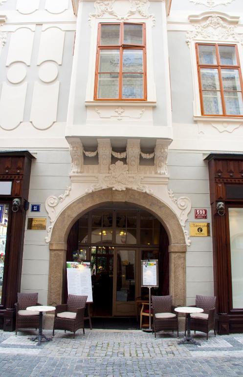 Hotel U Zlateho Jelena Prag Exteriör bild