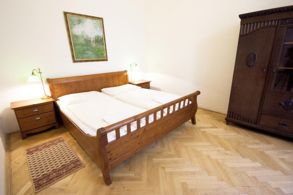 Hotel U Zlateho Jelena Prag Rum bild